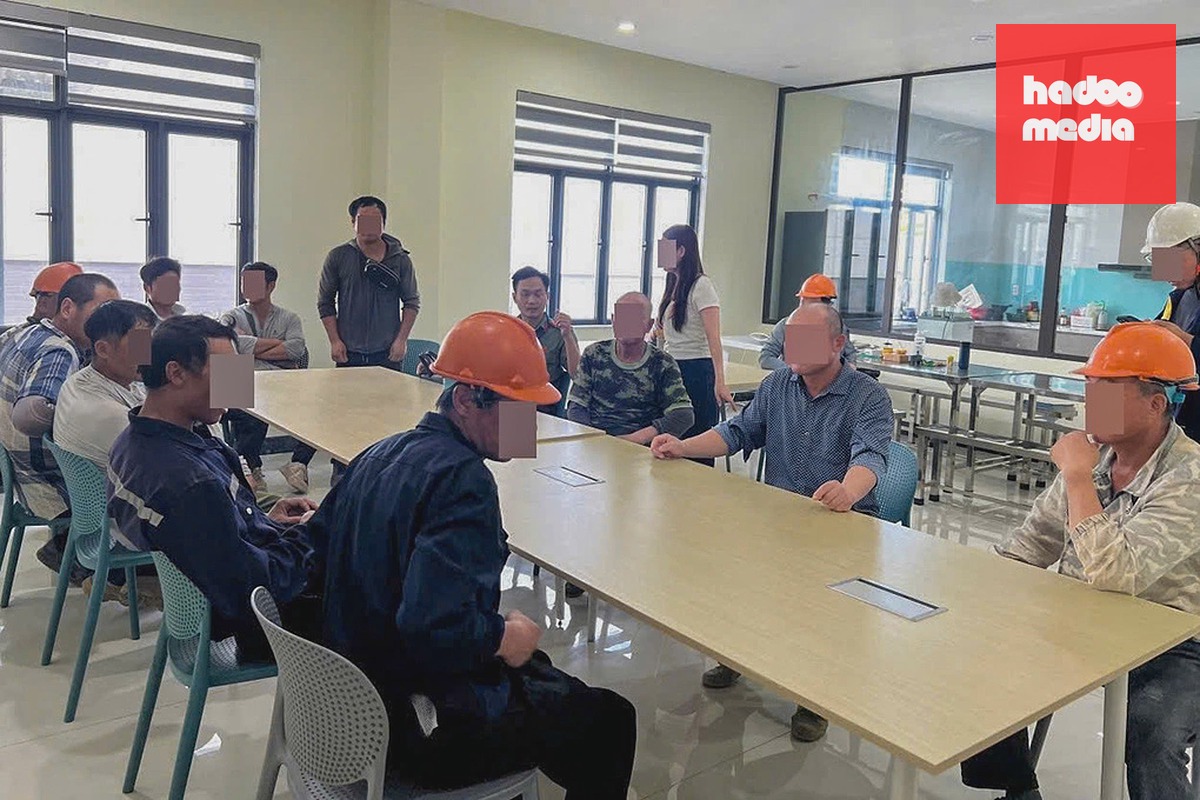 Những công nhân Trung Quốc bị phát hiện không xuất trình được giấy phép lao động hoặc giấy xác nhận miễn giấy phép. Ảnh: Khanh Huynh