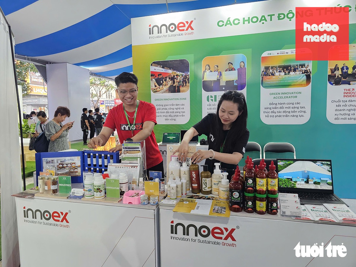 Phụ phẩm tôm, vỏ dứa được doanh nghiệp nghiên cứu, ứng dụng công nghệ để phát triển thành nguyên liệu sản xuất phân bón, thức ăn thú cưng, nước tẩy rửa sinh học - Ảnh: NHẬT XUÂN