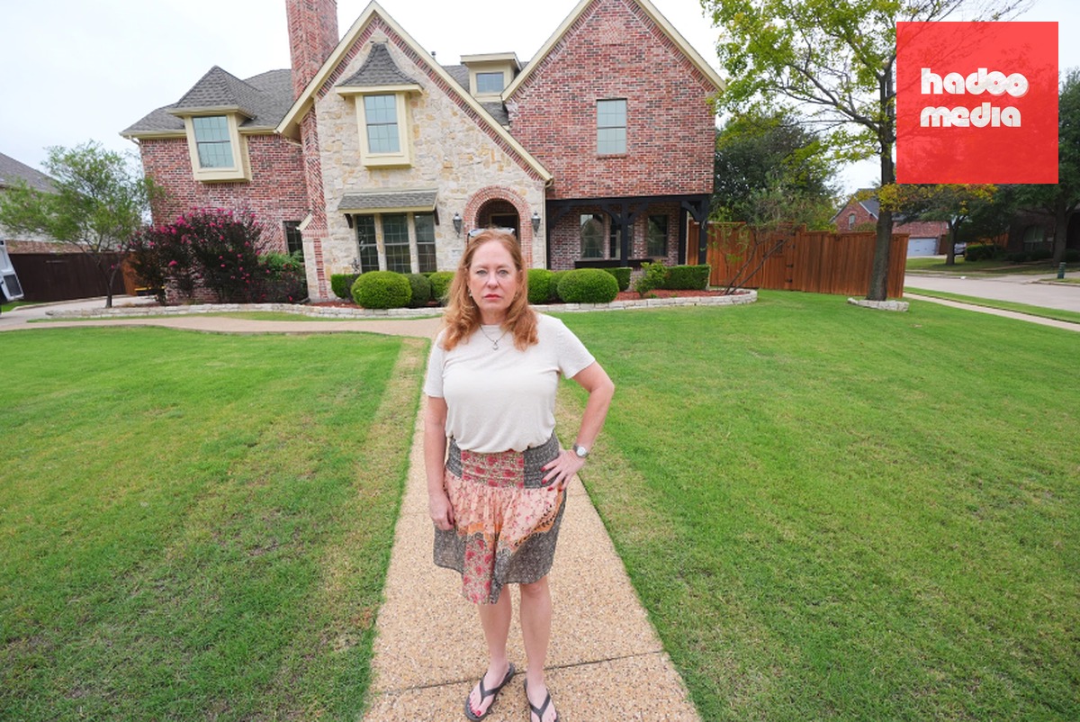 Bà Liz Suder trước căn nhà đã bán tại Murphy, bang Texas. Ảnh: AP