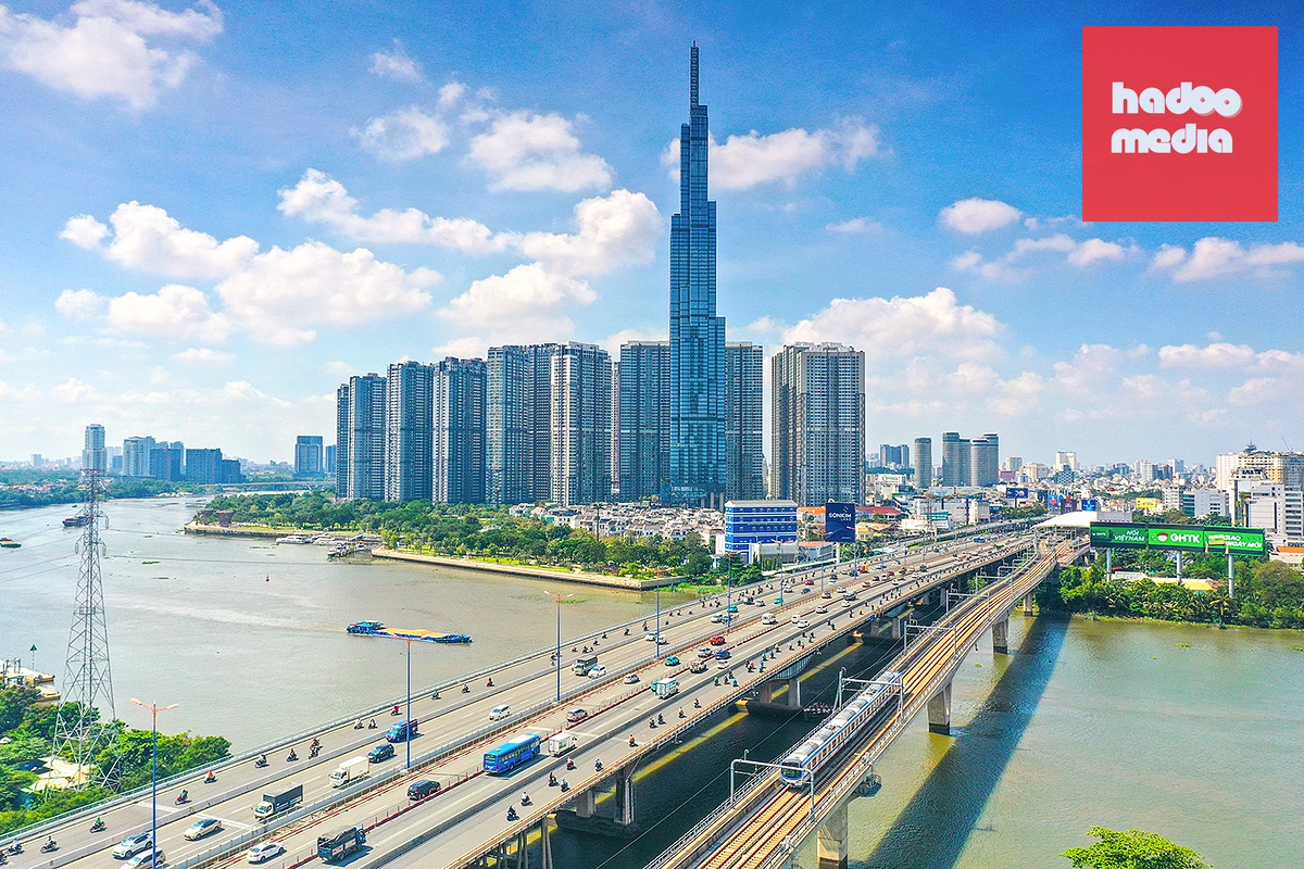 Tuyến metro số 1 Bến Thành - Suối Tiên chạy qua cầu Sài Gòn - Ảnh: QUANG ĐỊNH