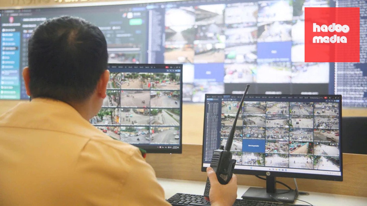 Cảnh sát giám sát hệ thống camera AI ở Hà Nội - Ảnh: NGỌC TIẾN