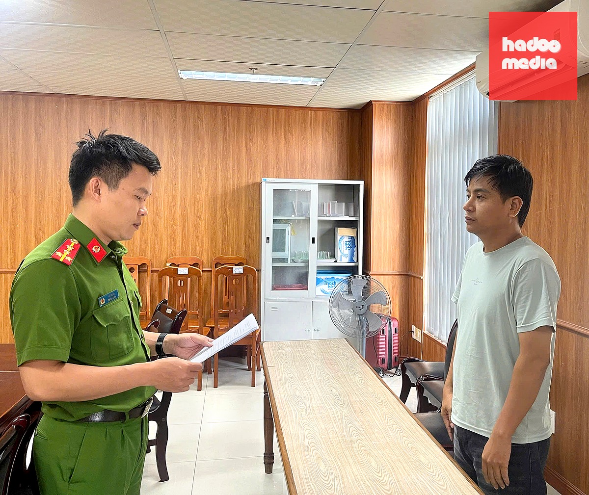 Cơ quan điều tra tống đạt các quyết định - Ảnh: H.B.
