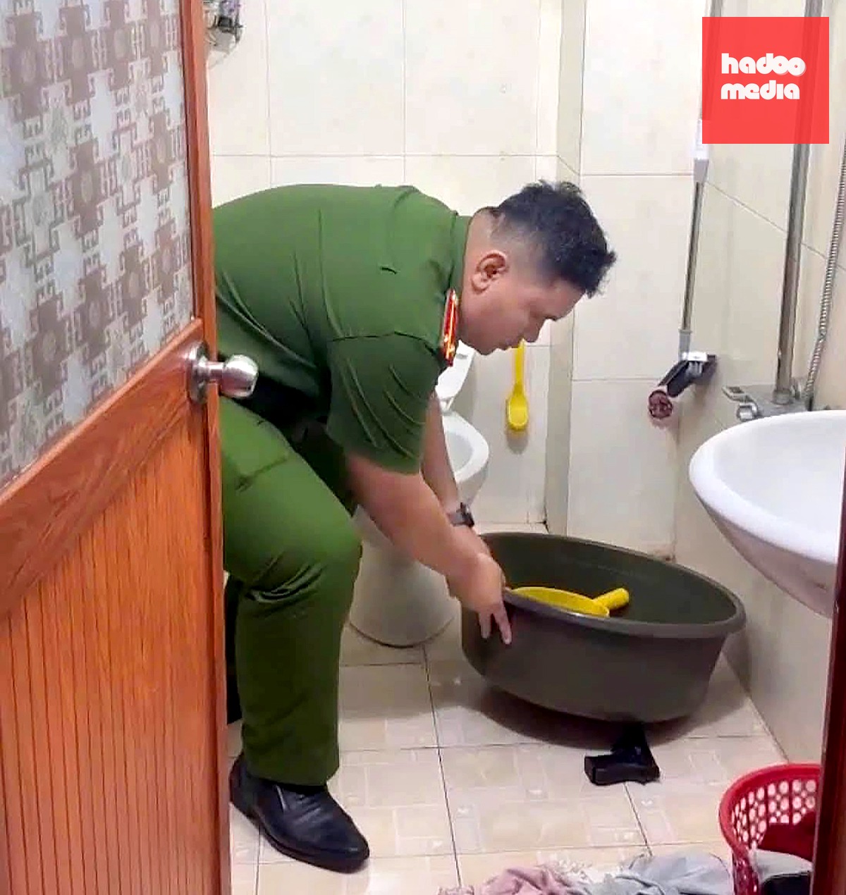 Công an kiểm tra và thu giữ tang vật là khẩu súng - Ảnh: CA
