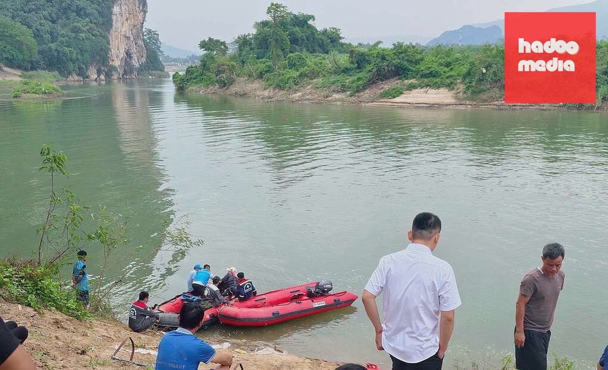 Xuồng cứu hộ rà soát lòng sông Mã tìm kiếm nạn nhân. Ảnh: Lam Sơn