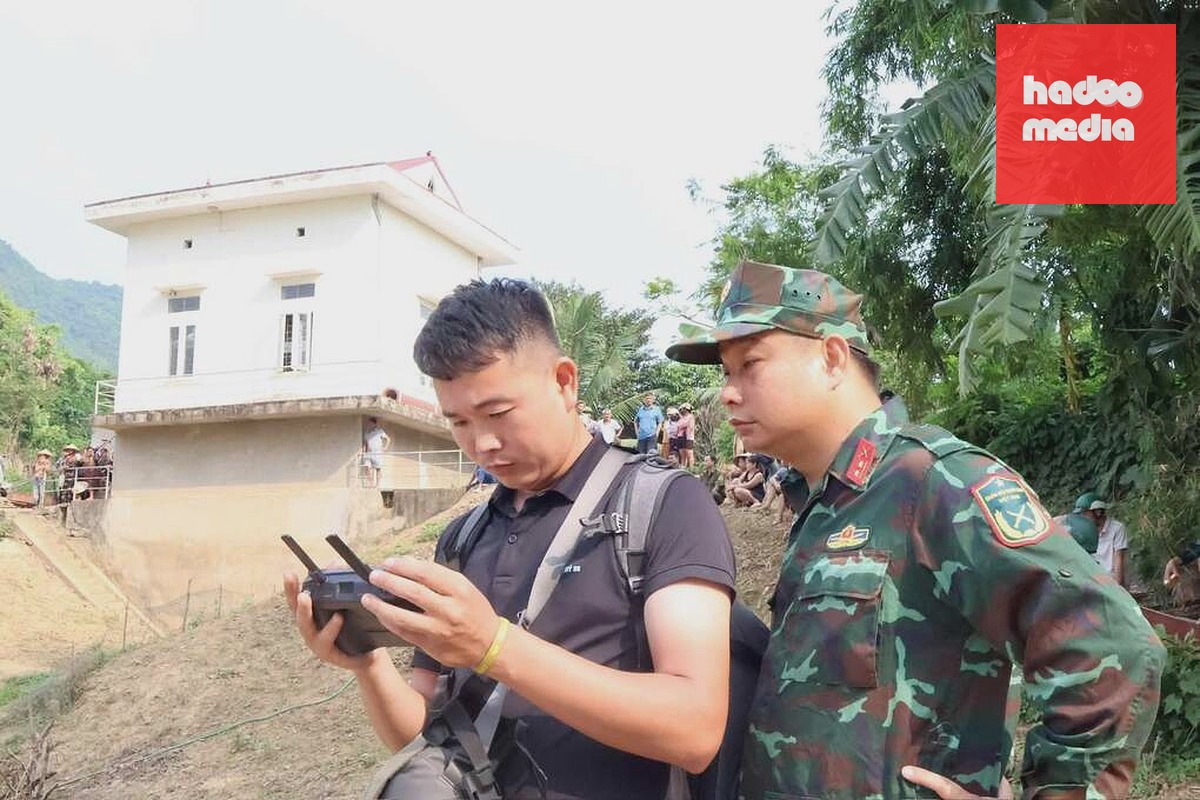 Lực lượng cứu hộ dùng flycam quan sát từ trên cao. Ảnh: Lam Sơn