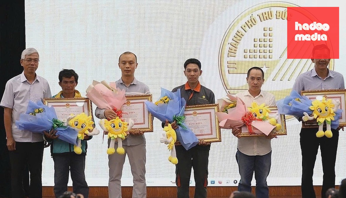 Năm cá nhân cứu người khỏi ô tô đang bốc cháy trong vụ tai nạn trên cầu Phú Mỹ được Phó chủ tịch UBD TP HCM Võ Văn Hoan khen thưởng ngày 14/8/2024. Ảnh: Đình Văn