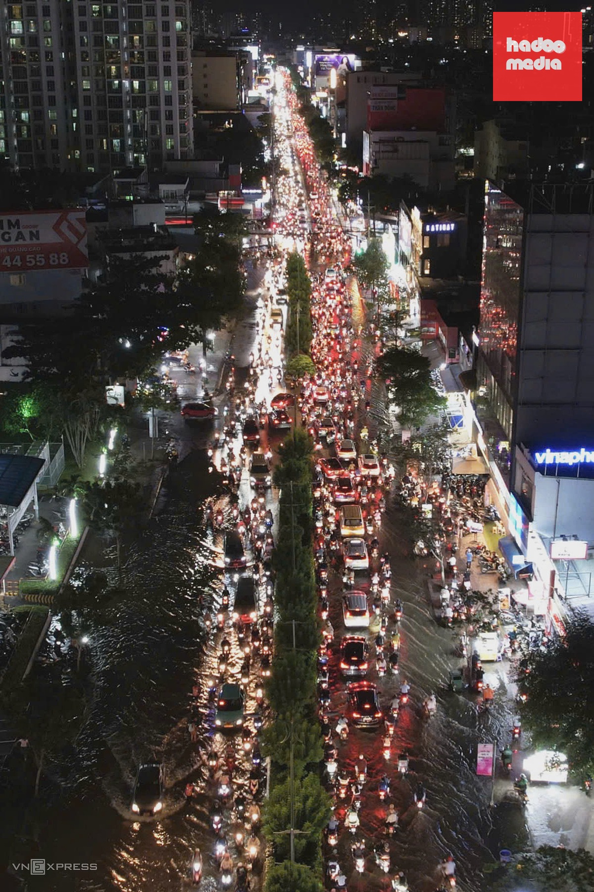 Triều cường cao kỷ lục gây ngập sâu, tắc nghẽn giao thông ở TP HCM