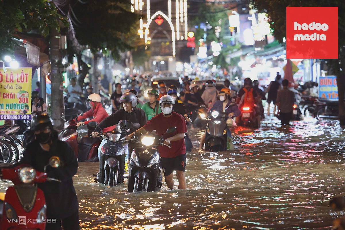 Triều cường cao kỷ lục gây ngập sâu, tắc nghẽn giao thông ở TP HCM