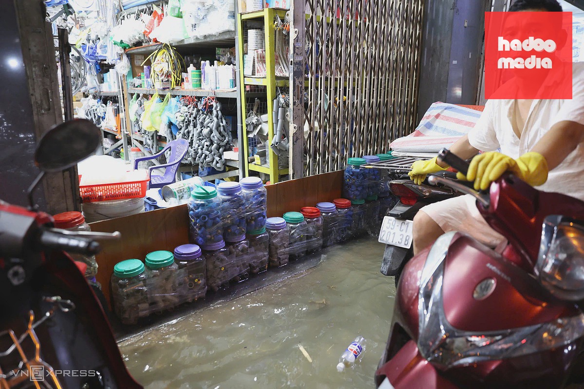 Triều cường cao kỷ lục gây ngập sâu, tắc nghẽn giao thông ở TP HCM