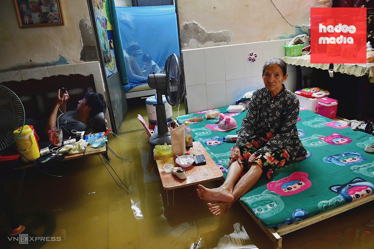 Triều cường cao kỷ lục gây ngập sâu, tắc nghẽn giao thông ở TP HCM