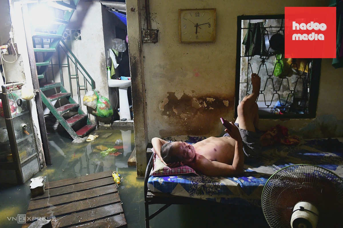Triều cường cao kỷ lục gây ngập sâu, tắc nghẽn giao thông ở TP HCM