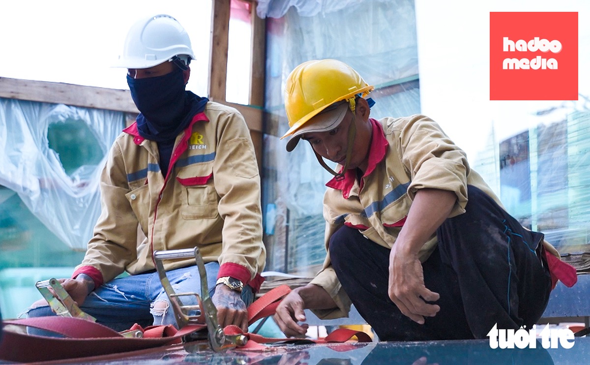Kỹ sư, công nhân tất bật làm dự án Trung tâm Hội nghị APEC 2027 ở Phú Quốc - Ảnh: CHÍ CÔNG