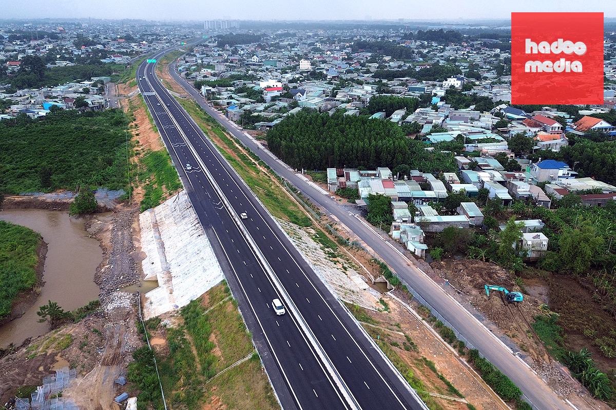 Trong khi nhiều nhà thầu thi công dự án thành phần 1 cao tốc Biên Hòa - Vũng Tàu nỗ lực thi công đẩy nhanh tiến độ, một nhà thầu ngừng thi công suốt 43 ngày không có lý do chính đáng - Ảnh: A LỘC