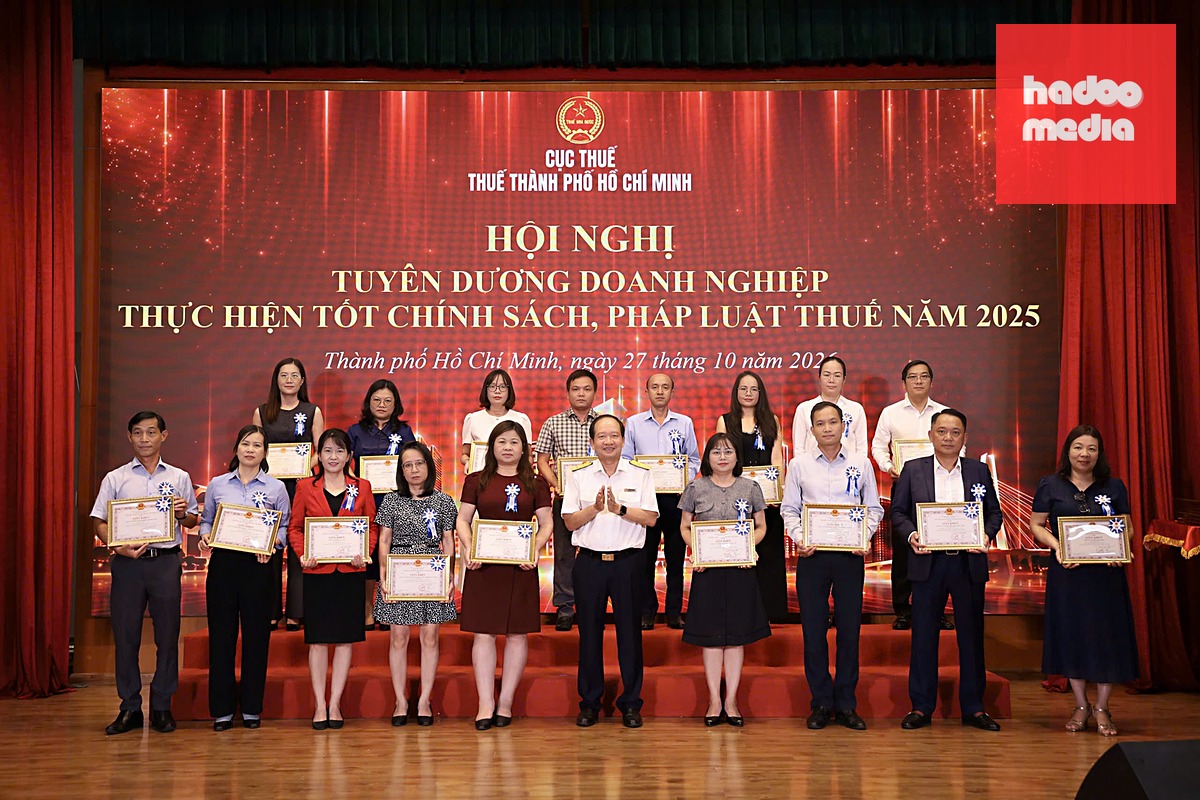 358 doanh nghiệp thực hiện tốt chính sách, pháp luật thuế năm 2025 được Cục Thuế, Thuế TP.HCM tặng giấy khen - Ảnh: M.C.