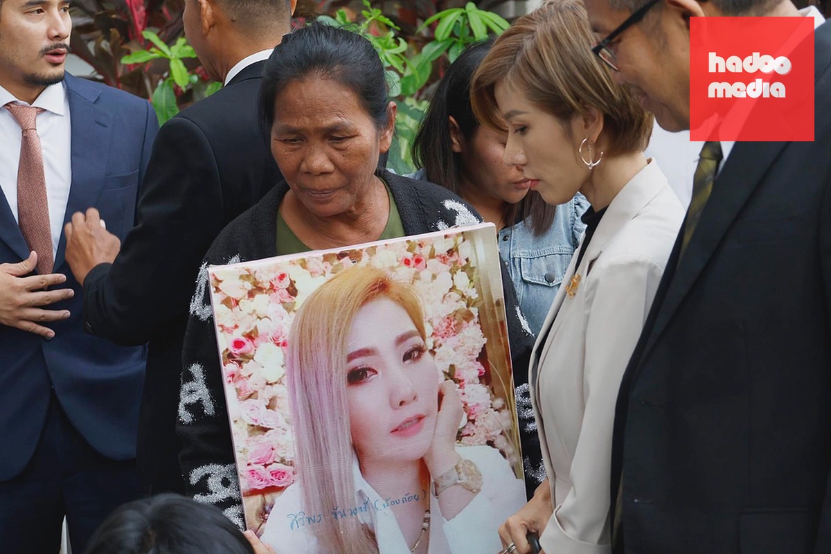 Mẹ Koy cầm ảnh con gái bên ngoài Tòa án Hình sự ở Bangkok, ngày 20/11/2024. Ảnh: EFE
