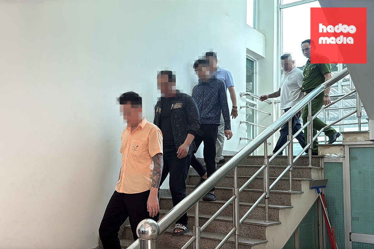 Một số bị can trong nhóm "giang hồ mạng" Cọp đen tại cơ quan công an - Ảnh: A LỘC