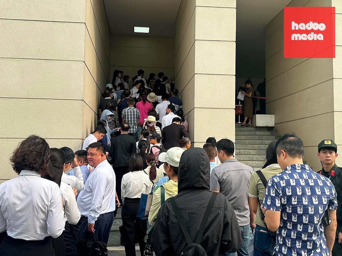 Hàng trăm bị hại xếp hàng chờ làm thủ tục vào dự tòa - Ảnh: THÂN HOÀNG