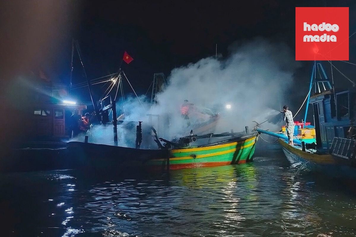 Lực lượng Biên phòng hỗ trợ dập lửa chữa cháy tàu cá tại cảng Phú Hài. Ảnh: Khải Nguyên
