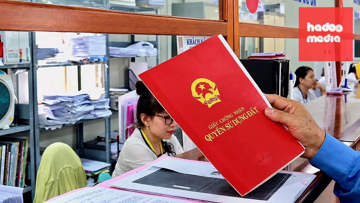 Người dân làm thủ tục liên quan đến đất đai - Ảnh tư liệu Tuổi Trẻ
