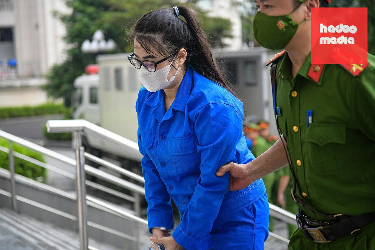 Bị cáo Đinh Thị Dung bị dẫn giải đến phiên tòa xét xử đường dây lừa đảo liên quan Mr Pips - Ảnh: NAM TRẦN