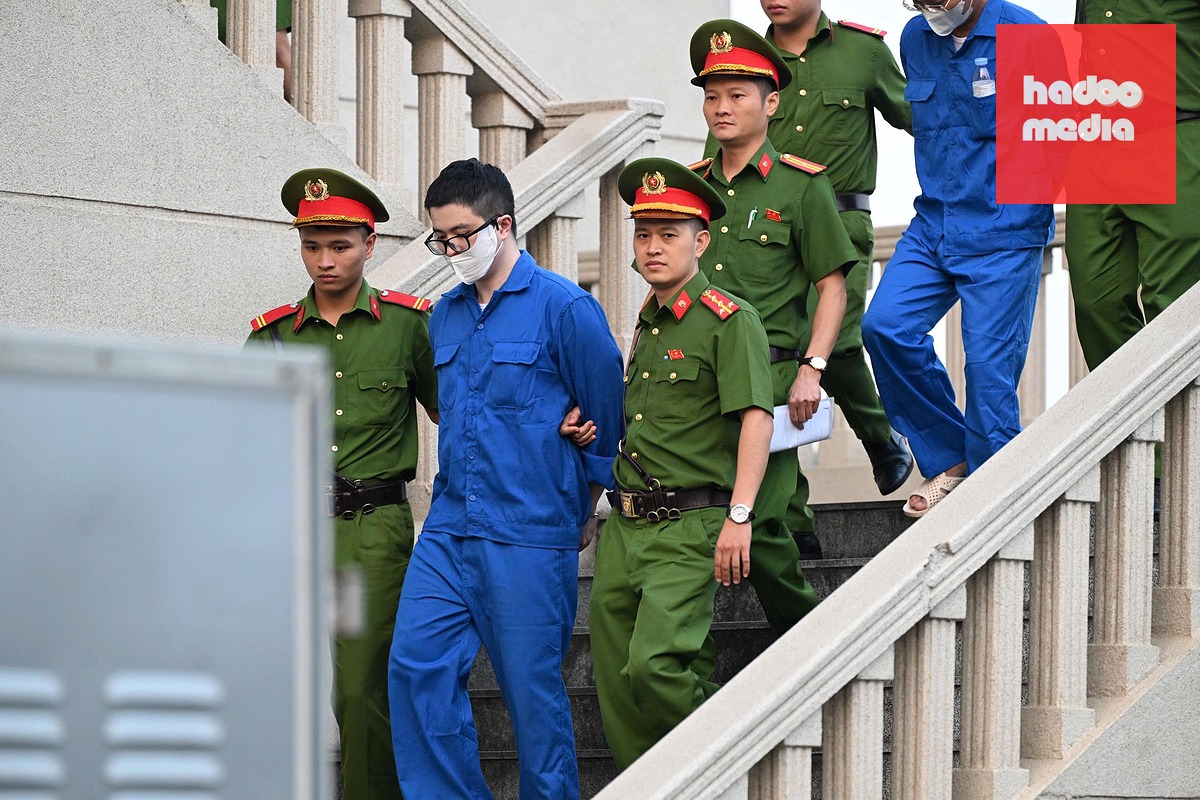 Mr Pips Phó Đức Nam bị dẫn giải rời phiên tòa chiều 27-10 - Ảnh: GIANG LONG