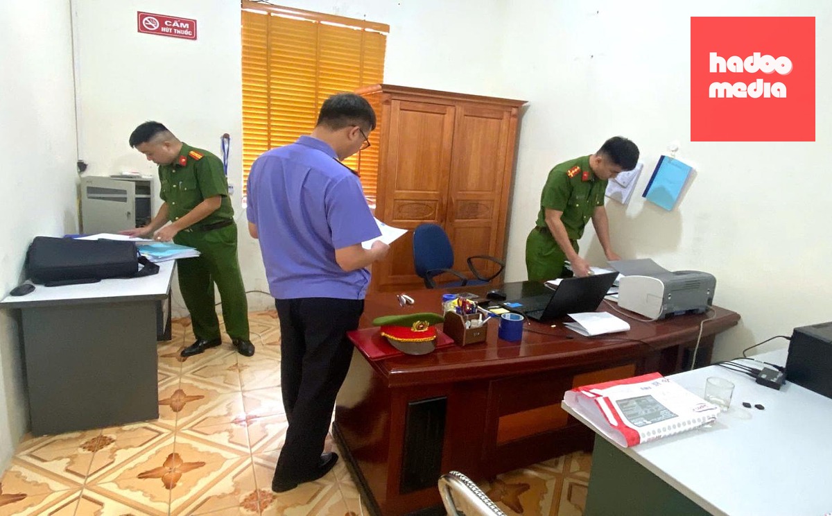 Lực lượng chức năng khám xét nơi làm việc của bị can Hoàng Thị Lý - Ảnh: CACC