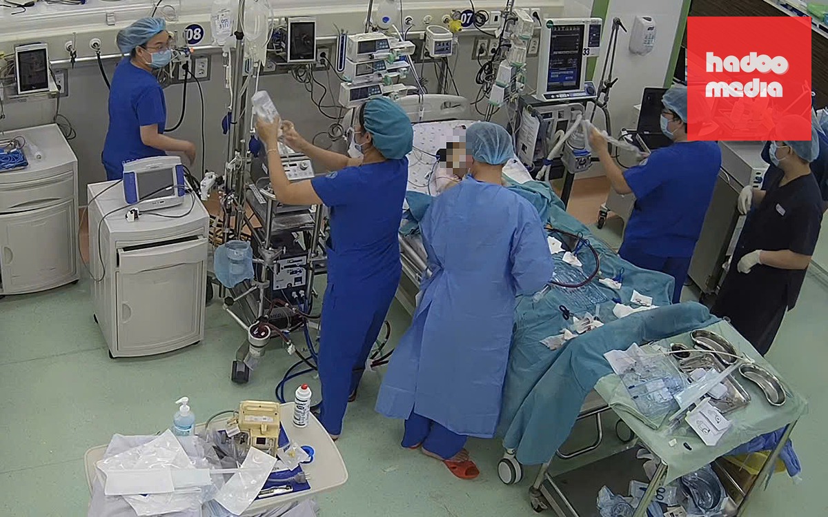 Các y bác sĩ Bệnh viện Nhi đồng 1 (TP.HCM) thực hiện kỹ thuật ECMO cấp cứu cho bệnh nhi mắc cúm A nặng - Ảnh: BSCC