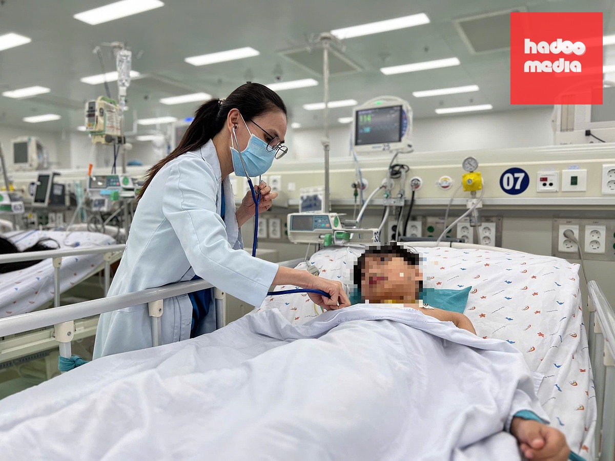 Các bác sĩ thăm khám khi sức khỏe của bệnh nhi đã được cải thiện - Ảnh: BSCC