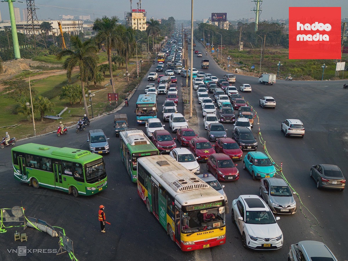 Ùn tắc nghiêm trọng tại cửa ngõ Hà Nội do rào chắn thi công