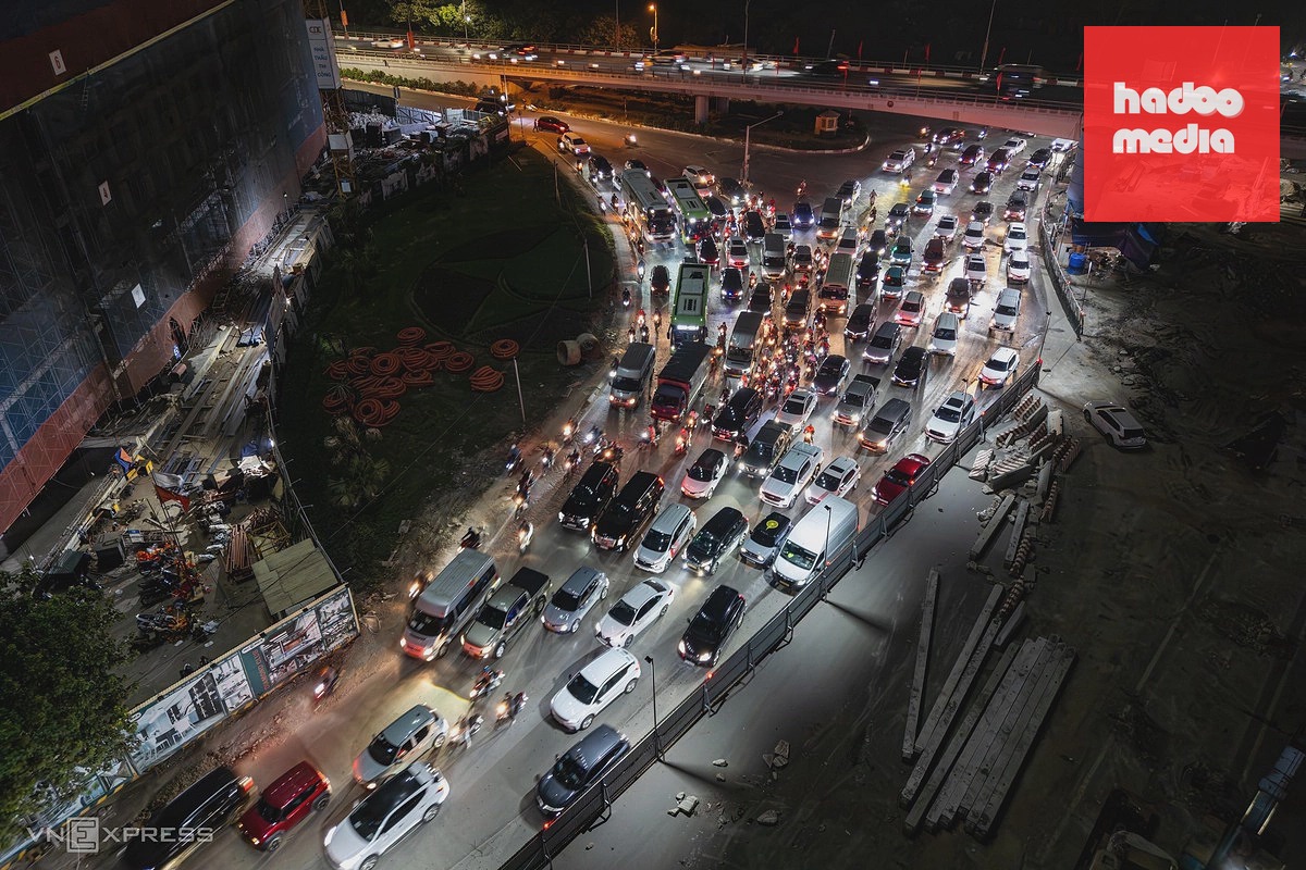 Ùn tắc nghiêm trọng tại cửa ngõ Hà Nội do rào chắn thi công