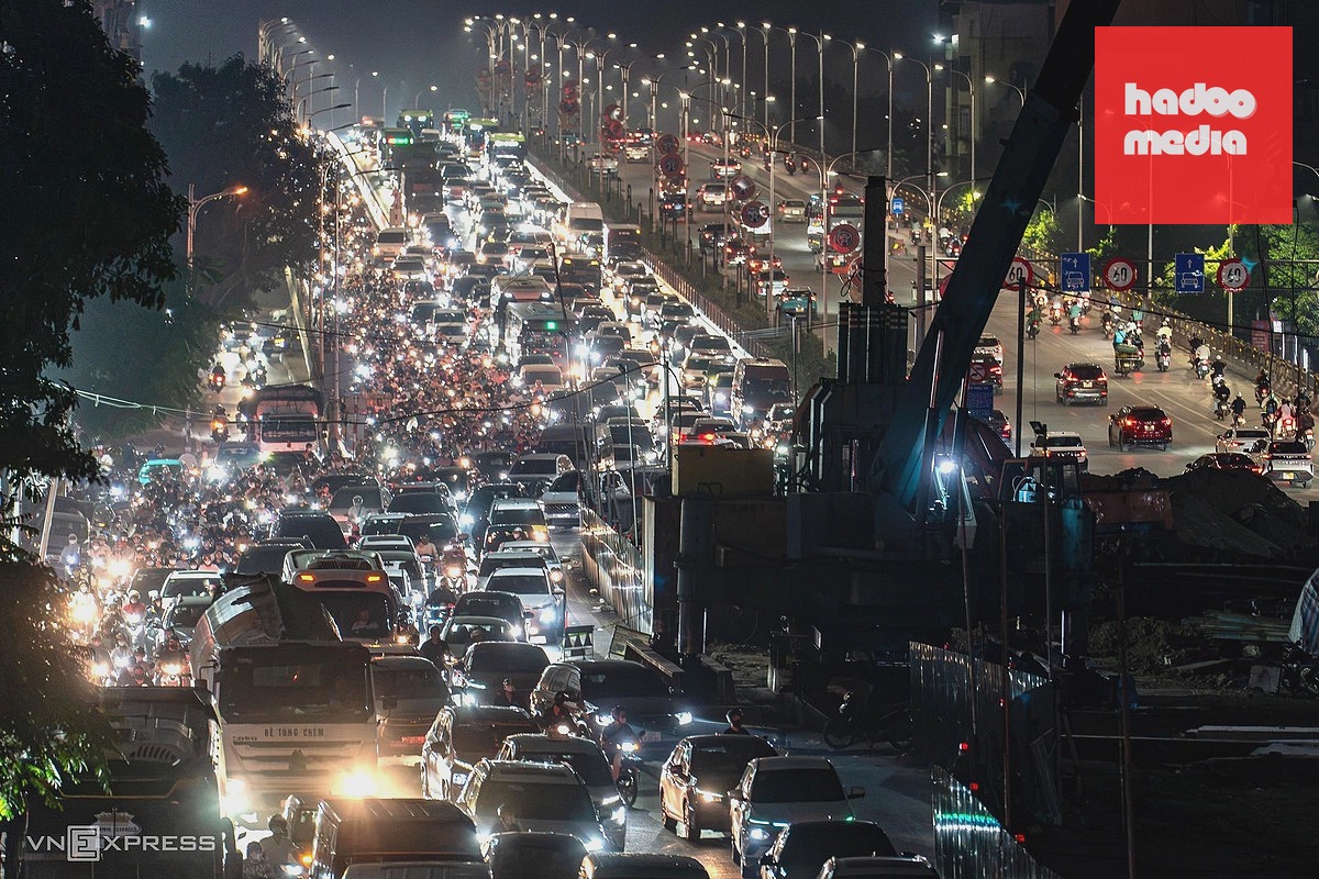 Ùn tắc nghiêm trọng tại cửa ngõ Hà Nội do rào chắn thi công