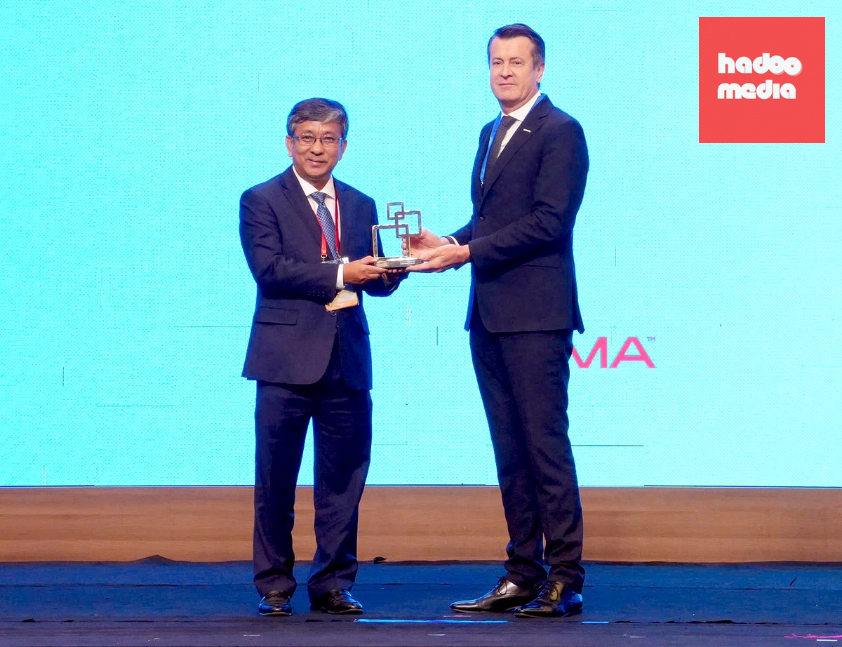 Thứ trưởng Bộ Khoa học và Công nghệ Trần Trung Tính đã thay mặt Chính phủ Việt Nam đón nhận giải thưởng Lãnh đạo Chính phủ 2026 của GSMA - Ảnh: BTC