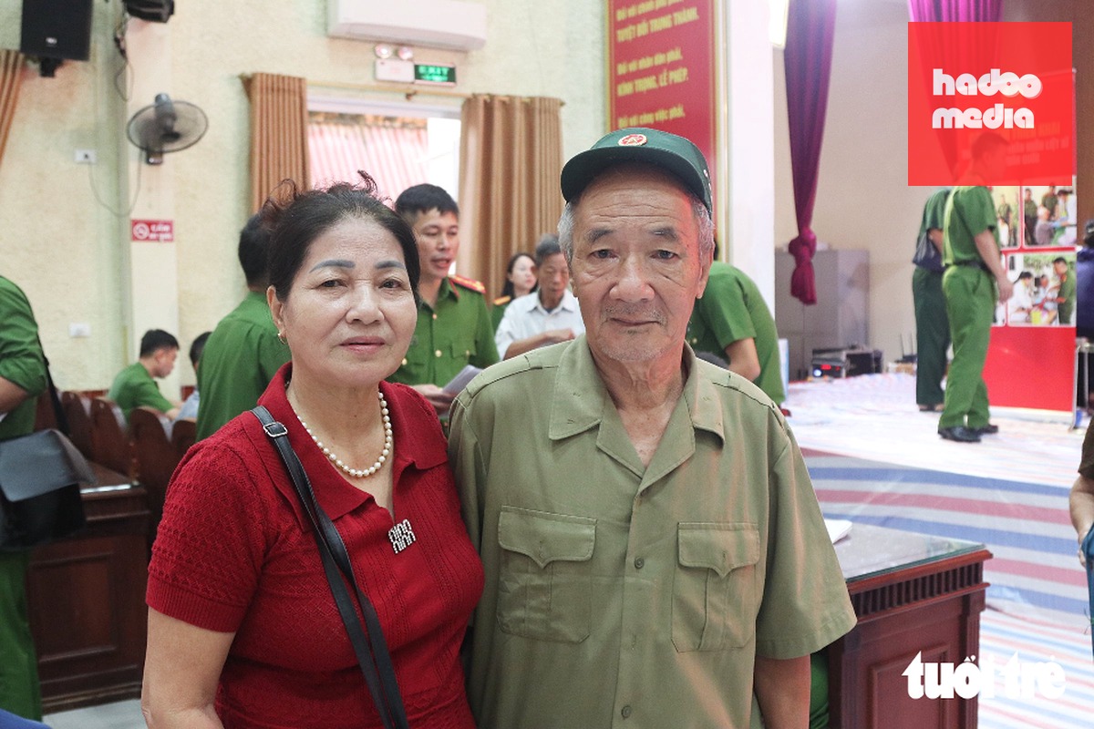 Bà Nguyễn Thị Hoa và ông Nguyễn Võ Tường (chú bà Hoa) tới điểm lấy mẫu ADN để tìm phần mộ người cha hy sinh cách đây đã 56 năm - Ảnh: DOÃN HÒA