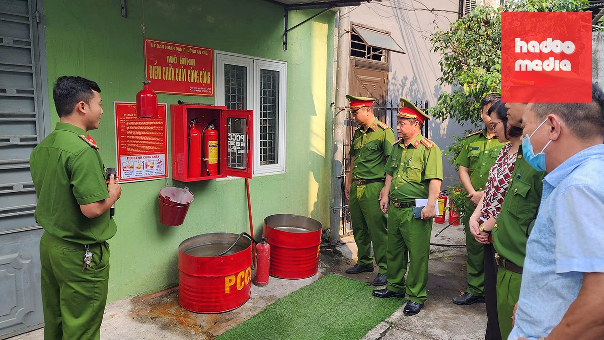 Lực lượng chức năng kiểm tra một mô hình điểm chữa cháy công cộng ở Đà Nẵng - Ảnh: Công an cung cấp
