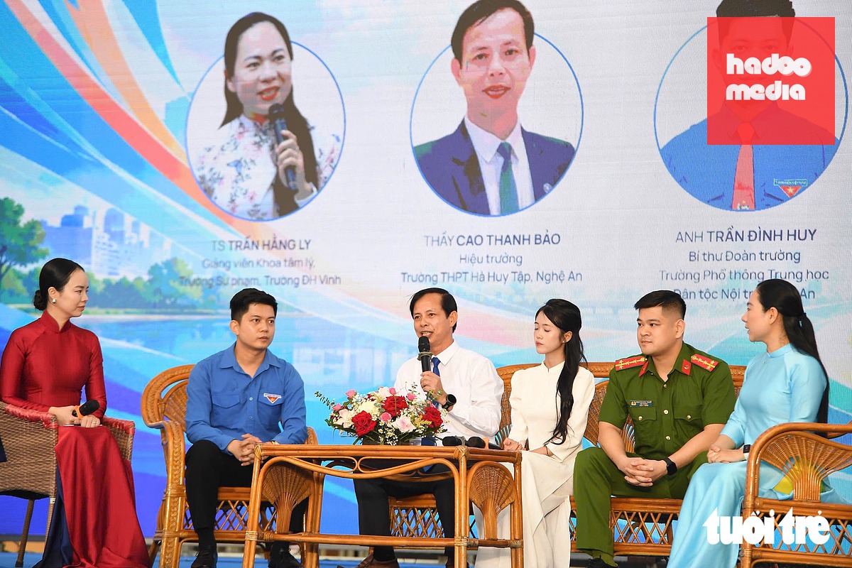 Các khách mời tham gia giao lưu, chia sẻ các tình huống, giải pháp ngăn bạo lực học đường - Ảnh: DOÃN HÒA