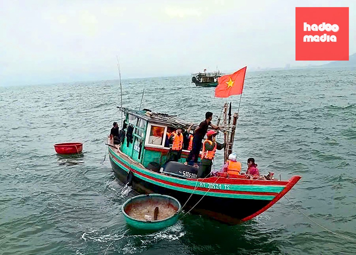 Lực lượng chức năng triển khai ứng cứu các ngư dân gặp nạn do chìm tàu cá - Ảnh: H.T.