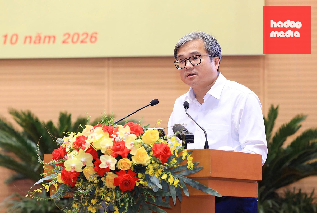 Phó chủ tịch UBND TP Hà Nội Trương Việt Dũng trình bày tờ trình liên quan dự án đường vành đai 3,5 - Ảnh: QUANG THÁI