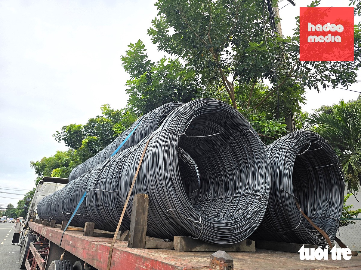 Giá thép liên tục tăng trong nửa cuối tháng 10 và dự báo sẽ có thêm đợt tăng giá trong thời gian tới - Ảnh: CÔNG TRIỆU