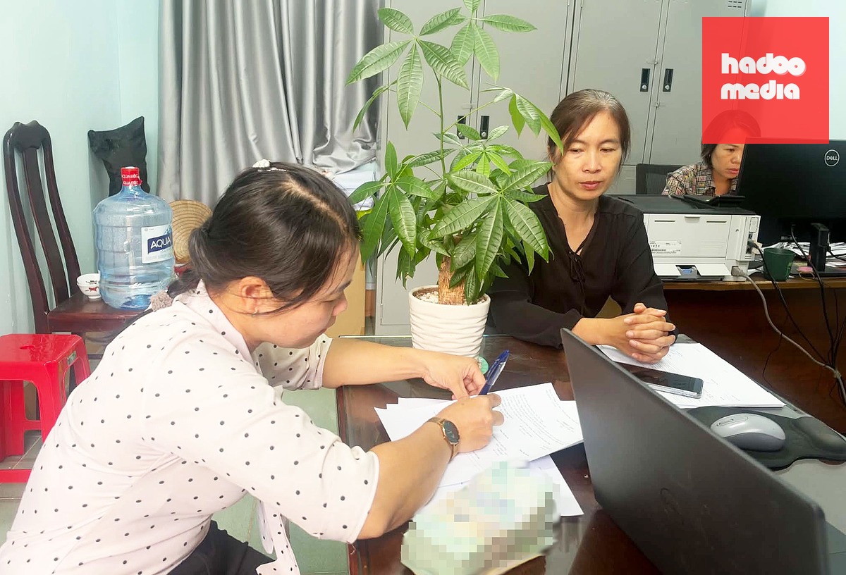 Chị Phí Thị Trang (bìa trái) làm thủ tục trả lại 229 triệu đồng - Ảnh: MẠNH TRƯỜNG