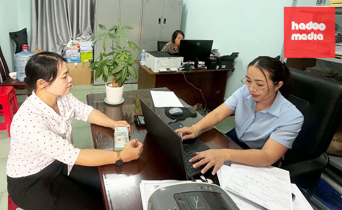 Chị Trang trả lại số tiền - Ảnh: M.T