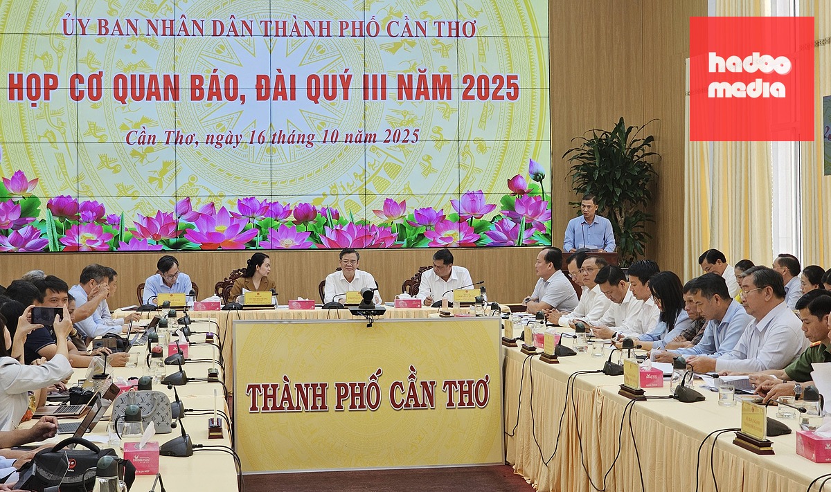 Chủ tịch UBND thành phố Cần Thơ Trương Cảnh Tuyên (hàng chủ tọa, thứ hai từ phải sang) chủ trì phiên họp báo thường kỳ do UBND thành phố tổ chức - Ảnh: CHÍ QUỐC