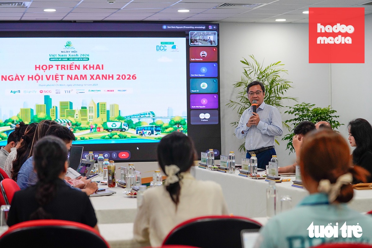 Ban tổ chức và các doanh nghiệp trao đổi, kết nối trước thềm Ngày hội Việt Nam Xanh 2026, dự kiến diễn ra tại Công viên Phan Đình Phùng, TP.HCM - Ảnh: VĂN TRUNG