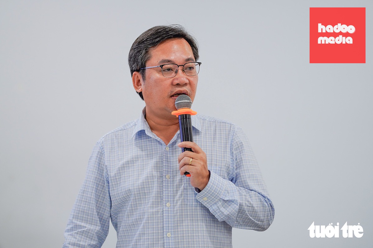 Nhà báo Lê Cao Cường, Phó tổng biên tập Báo điện tử Tuổi Trẻ, chia sẻ tại buổi gặp gỡ các doanh nghiệp tham gia Ngày hội Việt Nam Xanh 2026 chiều 29-10 - Ảnh: VĂN TRUNG