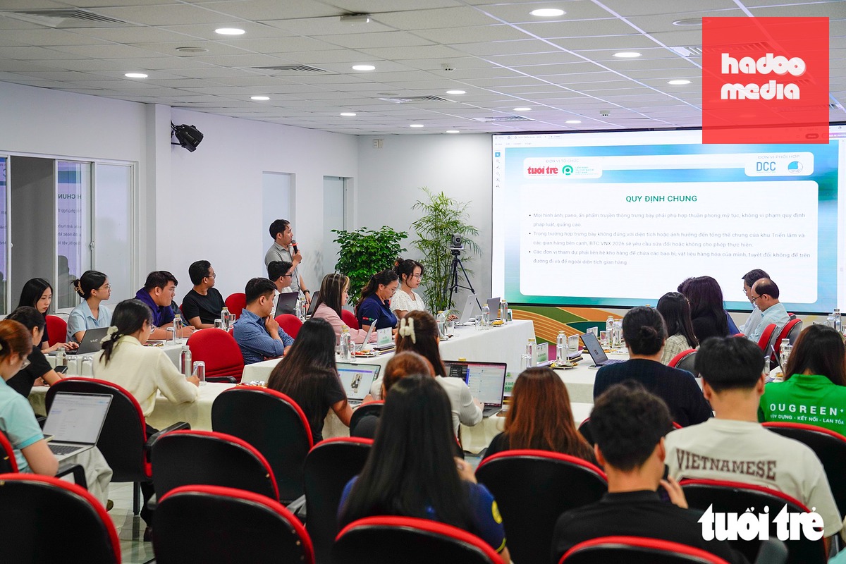 Đại diện các doanh nghiệp trao đổi cùng ban tổ chức về những hoạt động dự kiến triển khai tại Ngày hội Việt Nam Xanh 2026 - Ảnh: VĂN TRUNG