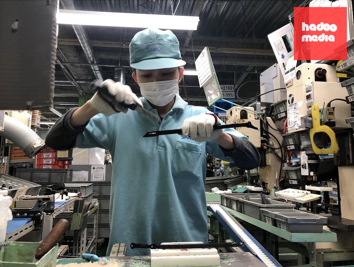 Lao động Việt Nam làm việc tại nhà máy ở Nhật Bản. Ảnh: Thái Đệ