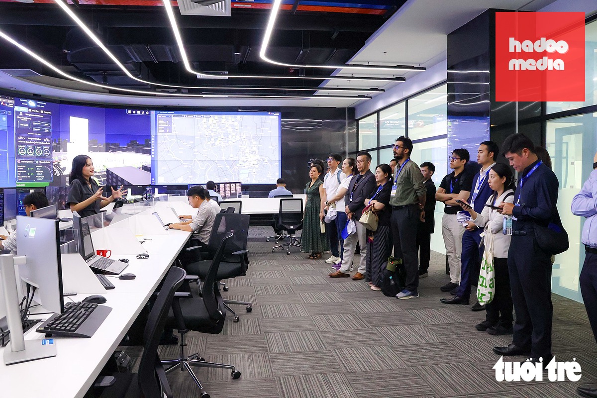Các đại biểu tìm hiểu về hệ thống quản trị tích hợp toàn diện tại Trung tâm Điều hành thông minh của Tập đoàn Becamex (phường Hòa Phú, TP.HCM) - Ảnh: LONG VŨ