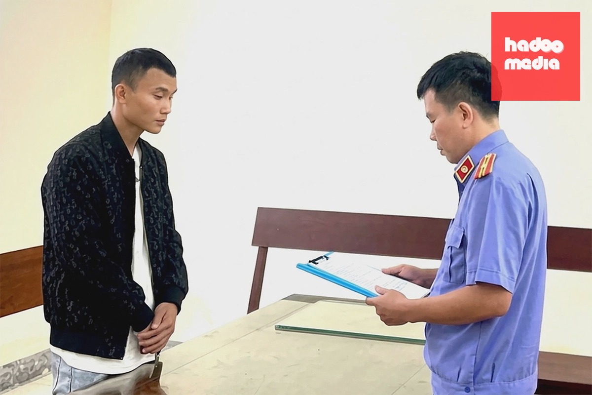 Nghi can Trung (góc trái) tại cơ quan điều tra. Ảnh: Đặng Khánh