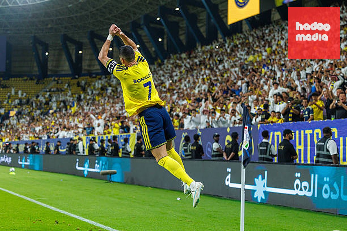 Màn ăn mừng SIU quen thuộc của Ronaldo. Ảnh: Abdullah Ahmed/Getty Images.
