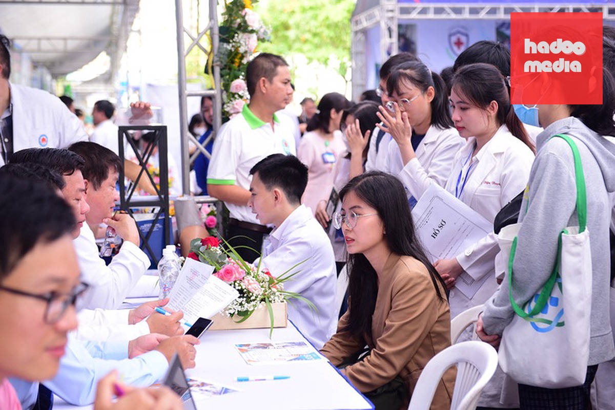 Các bác sĩ trẻ vừa hoàn thành 18 tháng thực hành tại trạm y tế gắn liền bệnh viện tham dự một sự kiện kết nối việc làm - Ảnh: DUYÊN PHAN