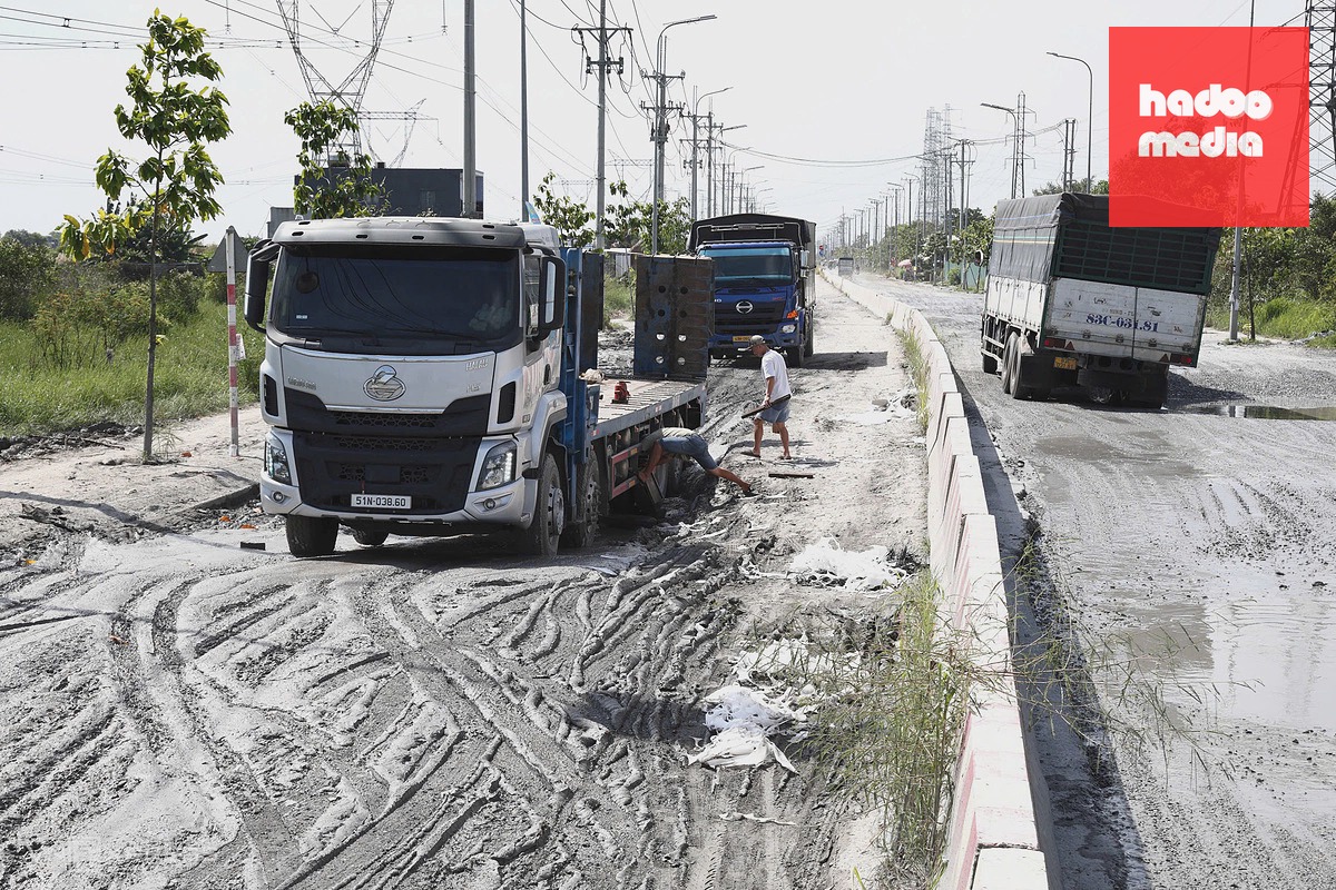 Hàng trăm ổ voi ngập nước gây ách tắc đường vào khu công nghiệp Tây Ninh